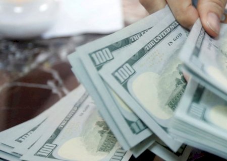 Dólar sobe a R$ 5 e bolsa cai 2% em dia de tensão global