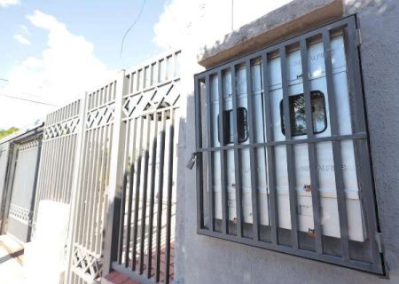 Moradores da Vila Carvalho refor&ccedil;am grades e cercas para conviver com furtos