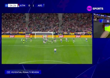 Zagueiro do Arsenal pisa em escudo do Atlético de Madrid e irrita Simeone; vídeo