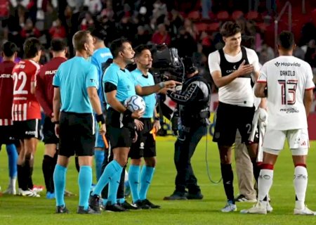 Danilo, do Flamengo, deixa no vácuo jogador do Estudiantes que fez falta dura em Bruno Henrique; veja