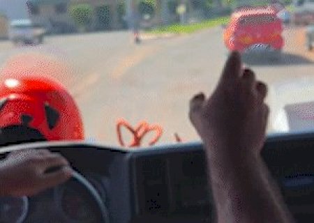 Ap&oacute;s 27 anos de servi&ccedil;o, bombeiros se despedem levando Alex em casa