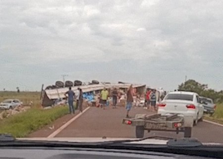 Caminh&atilde;o tomba, carga se espalha e MS-338 &eacute; interditada