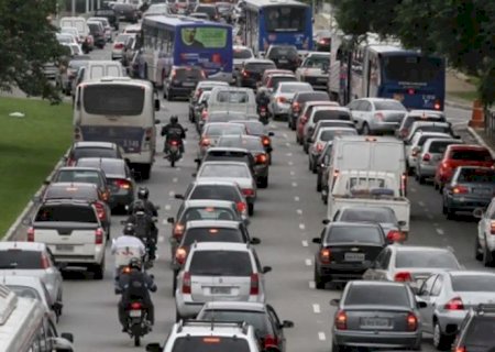 Gasolina e alimentos pressionam, e prévia da inflação sobe para 0,89%