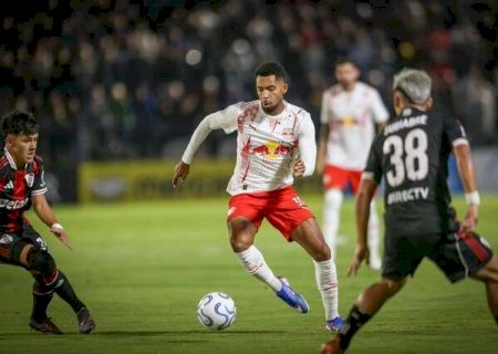 Bragantino perde p&ecirc;nalti, tem zagueiro expulso e sofre derrota no fim