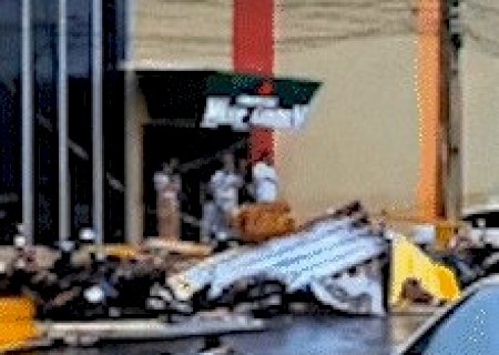 Vendaval arranca telhados, derruba &aacute;rvores e causa estragos em Ponta Por&atilde;