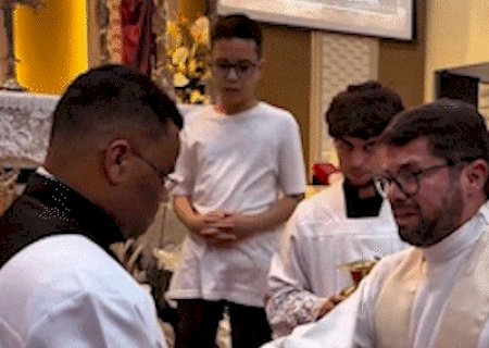 Padre n&atilde;o segura o choro e Lava-p&eacute;s emociona em par&oacute;quia da Capital