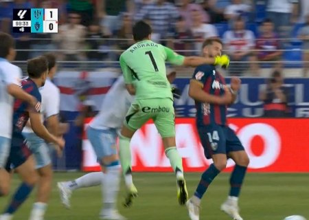 Ex-goleiro do Boca Juniors agride rival e dá início à briga generalizada na Série B da Espanha; veja