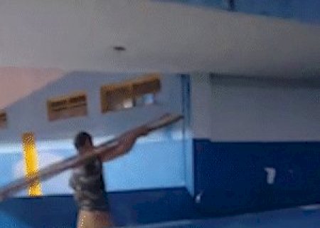 Ladr&atilde;o &eacute; flagrado dentro de escola tentando levar grades de ferro