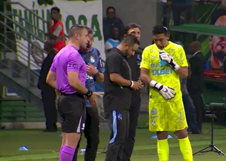 Assista: goleiro do Sporting Cristal olha celular antes de pênalti batido por Flaco López, do Palmeiras