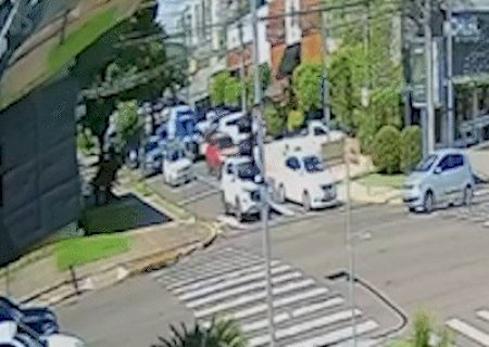 V&iacute;deo mostra momento em que carro capota na Rua Cear&aacute;