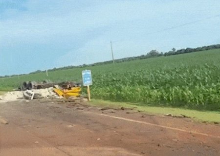 Motorista morre ao invadir pista contr&aacute;ria e bater de frente com caminh&atilde;o