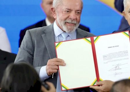 José Guimarães assume ministério e fala em "derrotar o fascismo"