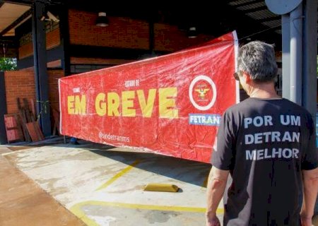 Paralisa&ccedil;&atilde;o na sede do Detran cancela provas e prejudica candidatos