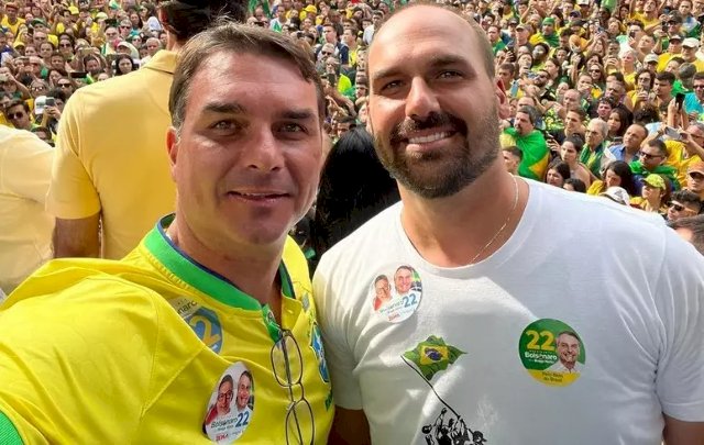 Irm&atilde;os Bolsonaro saem em defesa de Pollon ap&oacute;s afastamento
