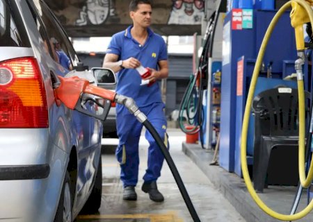 Governo propõe subvenção da gasolina em R$ 0,44 por litro