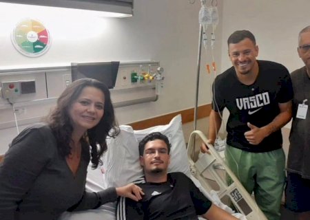 Hugo Moura visita torcedor do Vasco que perdeu visão de um olho por bala de borracha no jogo contra o Flamengo