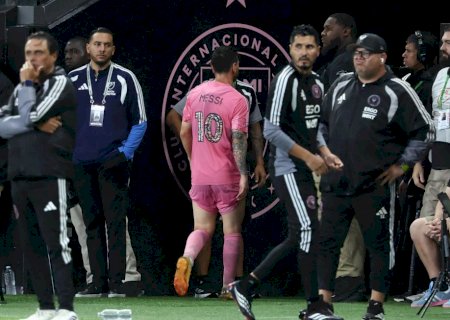 Messi sai de campo com dores no último jogo antes de se apresentar à seleção; técnico tranquiliza