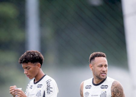 Neymar acerta rasteira e se desentende com Robinho Jr. durante treino do Santos no CT
