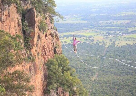 Grupo faz travessia de highline a 100 metros de altura no Morro do Paxixi