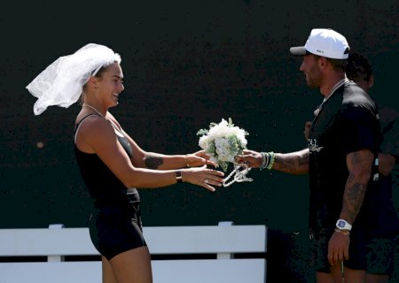 Sabalenka treina com uniforme do Brasil em Roland Garros