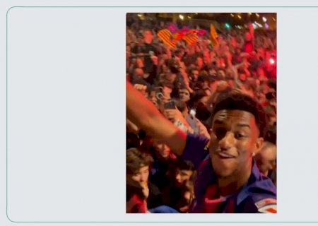 Jogadores do Barcelona repetem comemoração e passeiam de bicicleta após título espanhol; veja