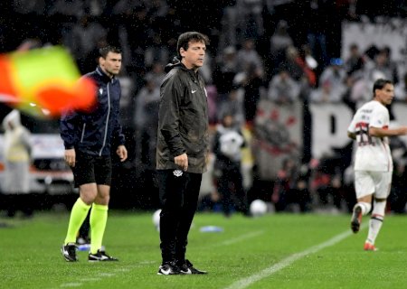Diniz cita coragem do Corinthians e minimiza gol sofrido em saída: "Para nunca errar, só se não fizer"
