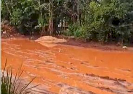 Rua do Itamarac&aacute; vira rio de lama ap&oacute;s chuvas intensas