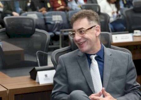 Na sa&iacute;da, Razuk homenageia PM acusado de homic&iacute;dio
