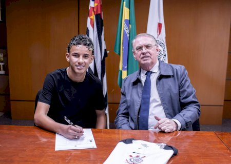 Presidente comprou celulares para presentear dois jogadores com dinheiro do Corinthians