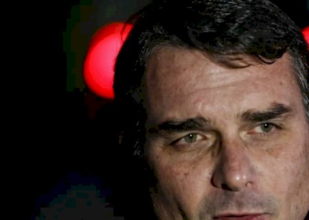 Flávio Bolsonaro admite cobrança a Vorcaro, mas nega crime