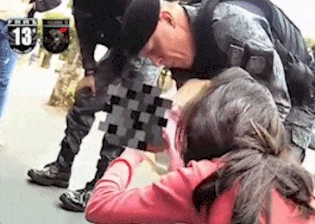Beb&ecirc; de 1 m&ecirc;s se engasga com leite materno e &eacute; socorrido por policiais