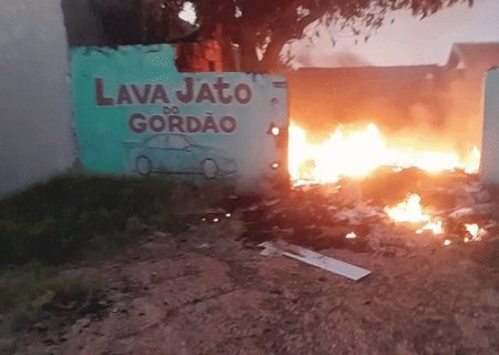 Terreno abandonado vira "lix&atilde;o" e pega fogo na madrugada
