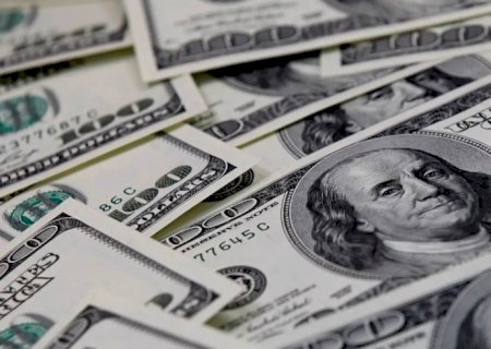 Dólar cai para R$ 4,98, e bolsa sobe em dia de alívio