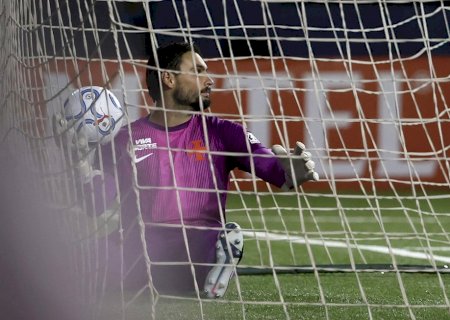 Audax sai na frente do Vasco com gol contra bizarro de Saldivia; veja o lance