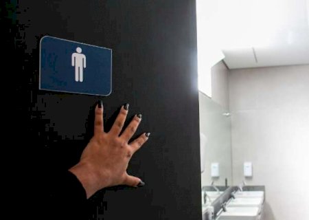 Ap&oacute;s pol&ecirc;mica dos banheiros, projetos de lei querem definir "o que &eacute; mulher"