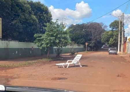 Ap&oacute;s s&eacute;rie de acidentes, moradores sinalizam buraco com espregui&ccedil;adeira