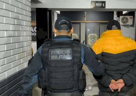 Pol&iacute;cia prende homem suspeito de atrair adolescentes com dinheiro e comida