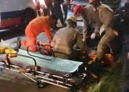 Motociclista bate em carro estacionado; um morre e outro fica em estado grave