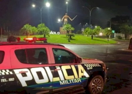 Crian&ccedil;a de 4 anos &eacute; acolhida pela PM ap&oacute;s vagar sozinha em estrada
