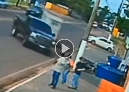 Reboque perde controle e atinge poste em trecho urbano da BR-262