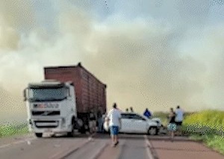 Acidente sob fuma&ccedil;a de queimada envolve 7 ve&iacute;culos na sa&iacute;da para Sidrol&acirc;ndia