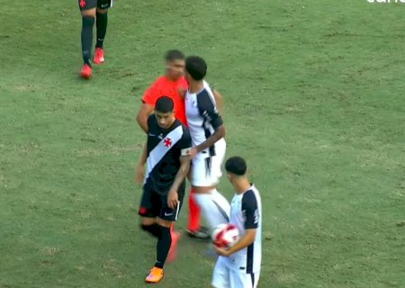 Jogador do Corinthians agride árbitro após expulsão em jogo do Brasileirão Sub-20