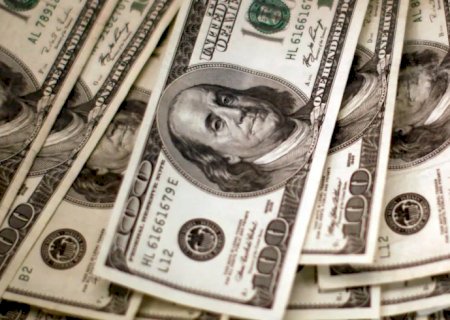 Dólar cai para R$ 5 e bolsa sobe com alívio no Oriente Médio