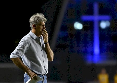 Torcida do Vasco xinga Renato, que gesticula: "Eu?"