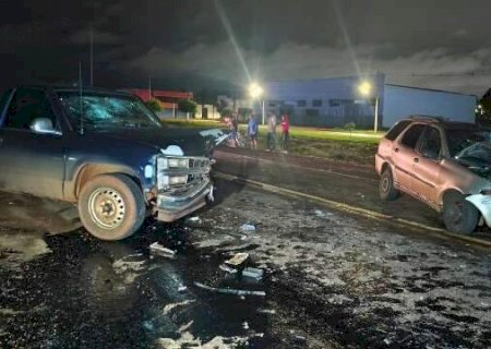 Motorista morre preso &agrave;s ferragens em acidente entre carro e caminhonete