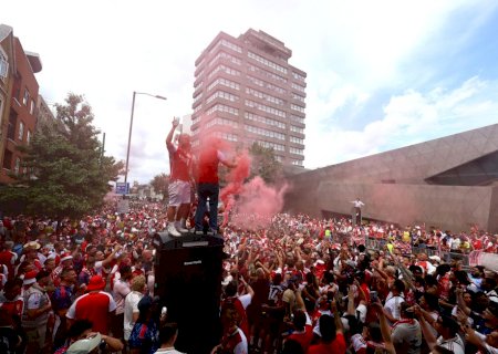 Arsenal celebra título da Premier League com multidão um dia após perder a Champions; veja fotos