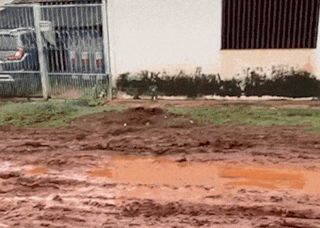 Rua do Guanandi vira lama&ccedil;al ap&oacute;s obra de esgoto e moradores dizem estar ilhados