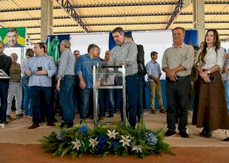 Riedel participa de mutir&atilde;o, entrega obras e vai &agrave; festa do La&ccedil;o Comprido