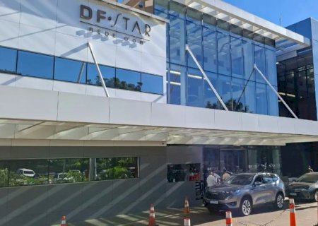 Bolsonaro é internado para cirurgia no ombro em Brasília