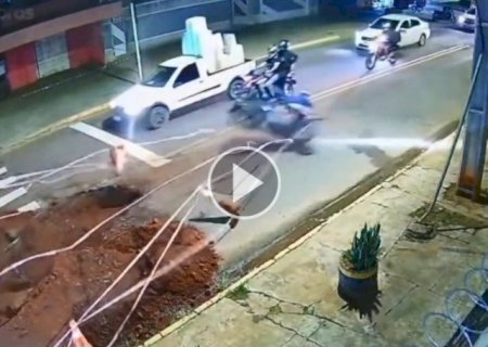 Motociclista bate em sinaliza&ccedil;&atilde;o de obra e fica ferido no Leblon